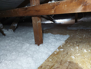 Zateplení stropu rodinného domu pomocí foukané izolace